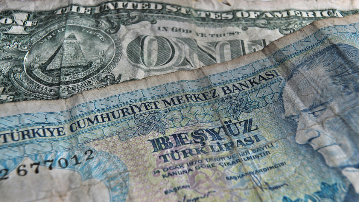 Türkische Lira fällt auf neue Rekordtiefs zu Euro und Dollar