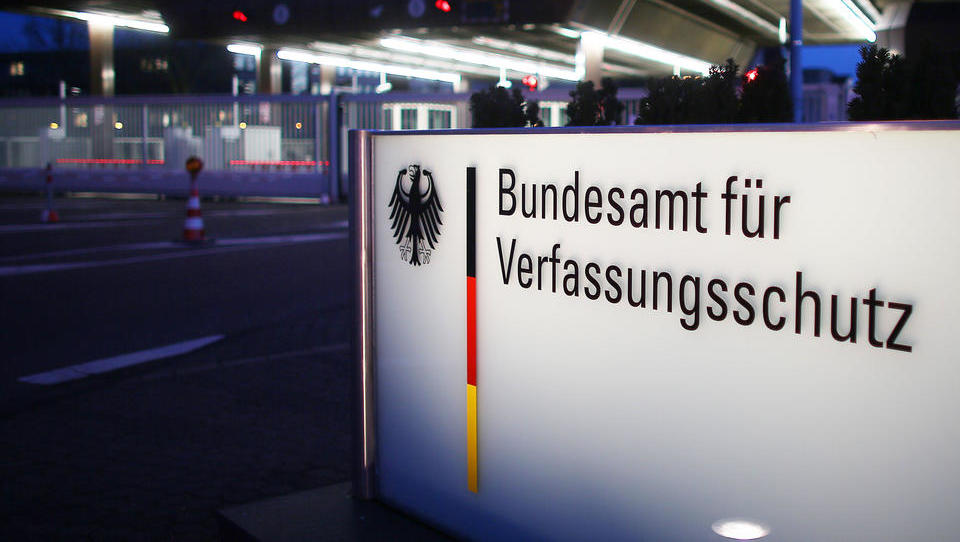Deutsche Geheimdienste alarmiert wegen Radikalismus von Linken und Rechten