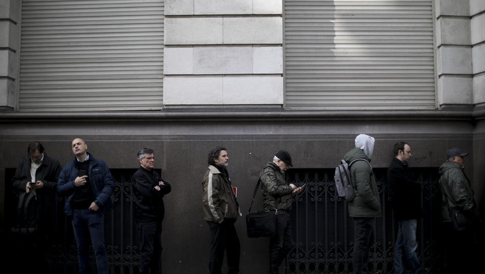 Bankrun beginnt: Argentinier heben massenweise Geld ab