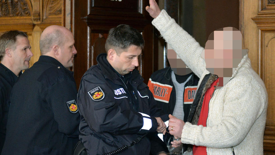 Illegal eingereister Clanchef klagt gegen abgelehnten Asylantrag und neuerliche Abschiebung