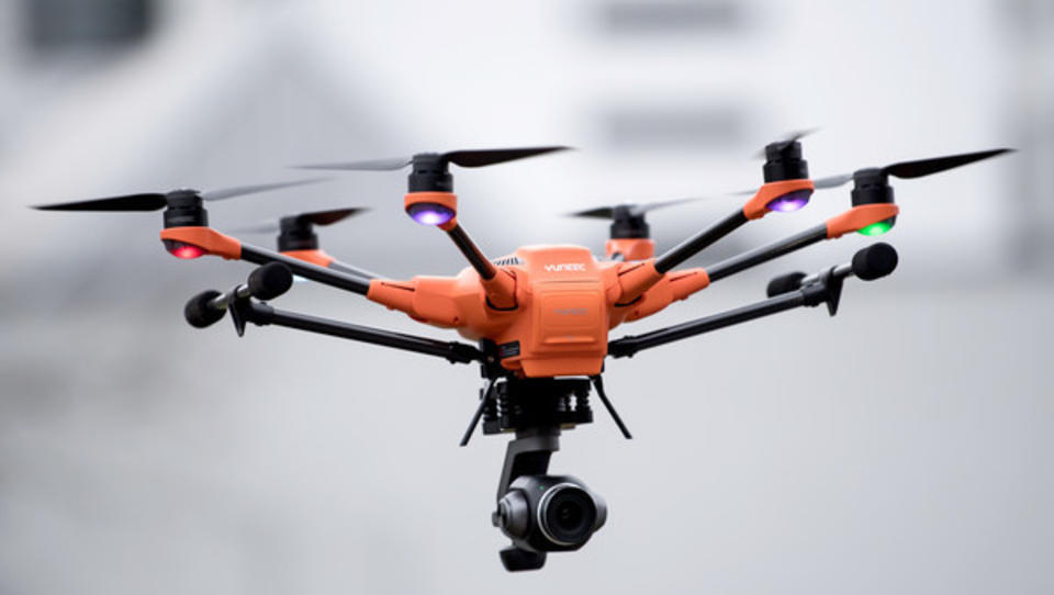 Drohnen überwachen die Ausgangssperre in Spanien