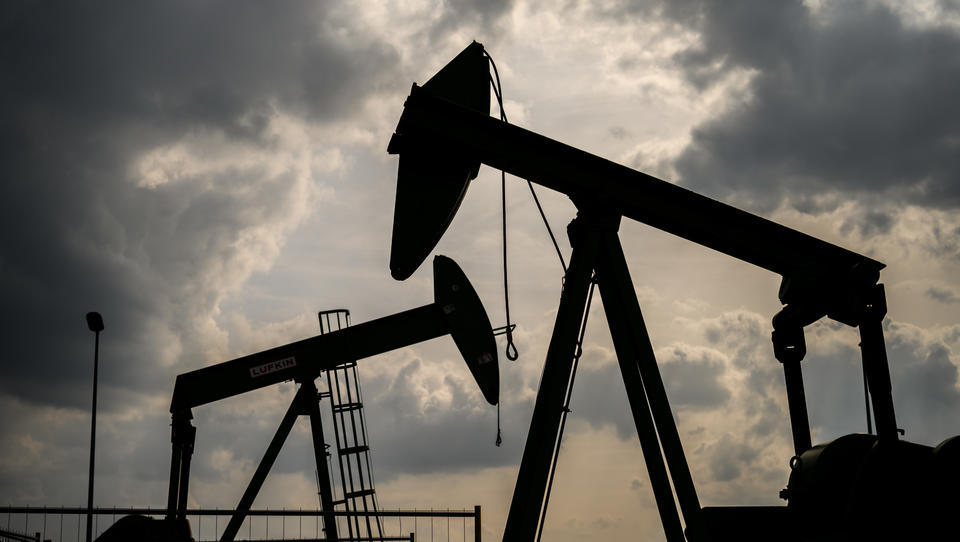 Ölpreise geben nach: Spekulationen über Fördermenge der Opec+