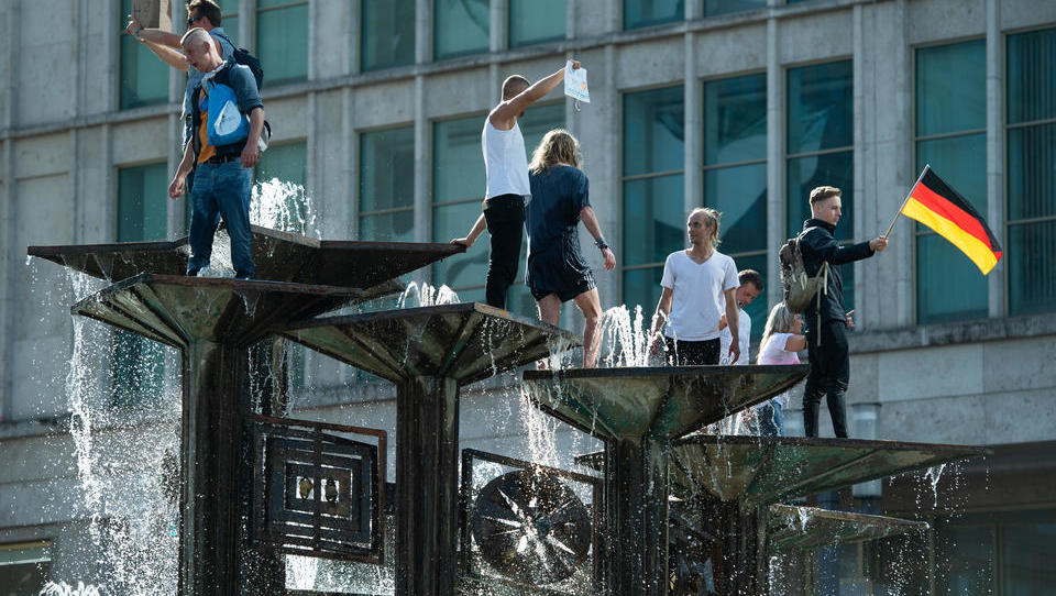 DWN LIVE: Nach Demo-Verbot: Berliner Polizei verhindert Versammlungen von Gegnern der Corona-Politik 