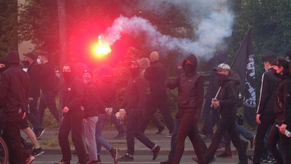 Dürfen sich „Linksextremisten“ mehr erlauben als „Rechtsextremisten“?