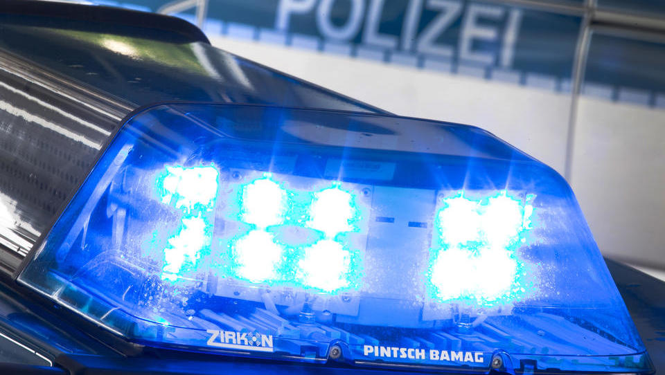 Augenzeugen: Auto rast in Tor des Bundeskanzleramts in Berlin
