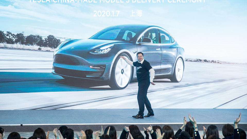 Unzufriedene Tesla-Kundin stürmt Schanghaier Auto-Messe