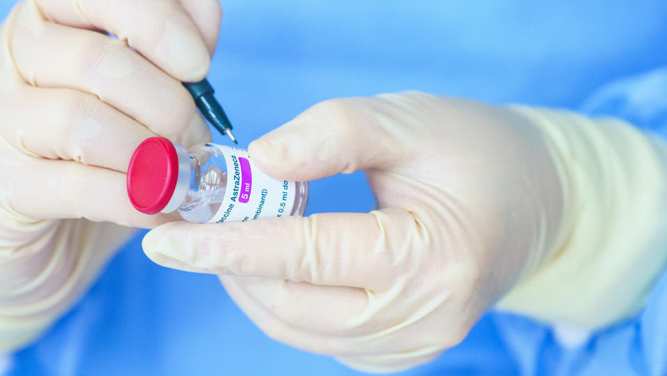 Umfrage: Vertrauen in den Impfstoff von AstraZeneca sinkt in  Europa