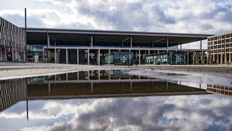 Aus Steuergeldern: Berliner Flughafen braucht wieder 1,9 Milliarden Euro 