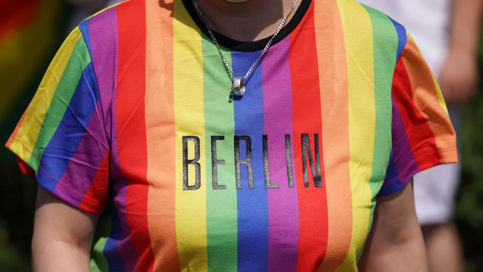 Videobeweise: Massive Verstöße gegen Corona-Regeln auf CSD in Berlin