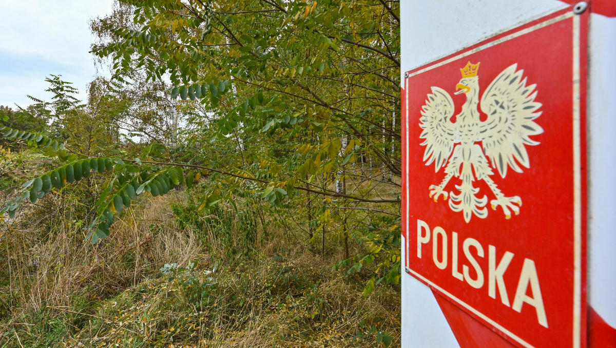 Polen: Bewaffnete Weißrussen leiten „riesige“ Gruppe von Migranten zur Grenze