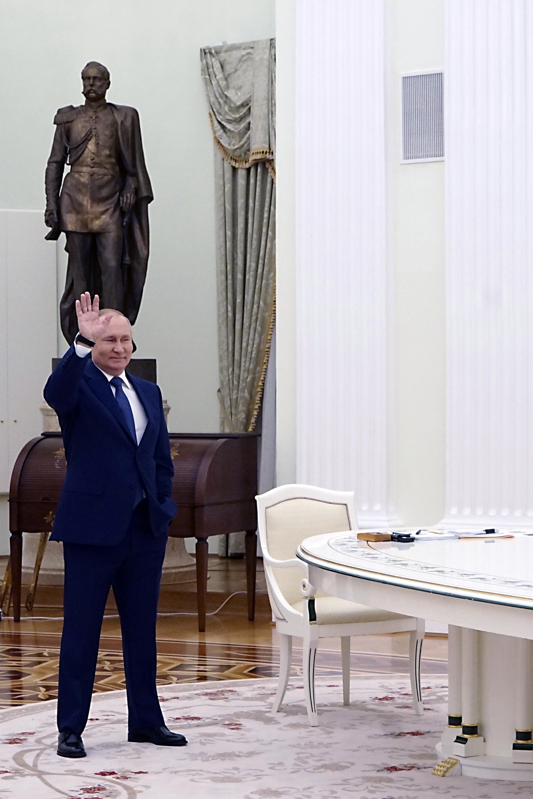 Vladimir Poutine, président de la Russie, accueille le président français Macron lors d'une réunion au Kremlin.  Poutine et Macron ont entamé leurs discussions à Moscou sur les tensions croissantes en Europe.  +++ radio image dpa +++