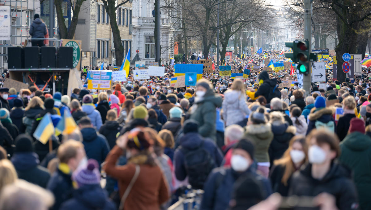 Zehntausende protestieren dicht an dicht gegen russischen Angriff auf Ukraine