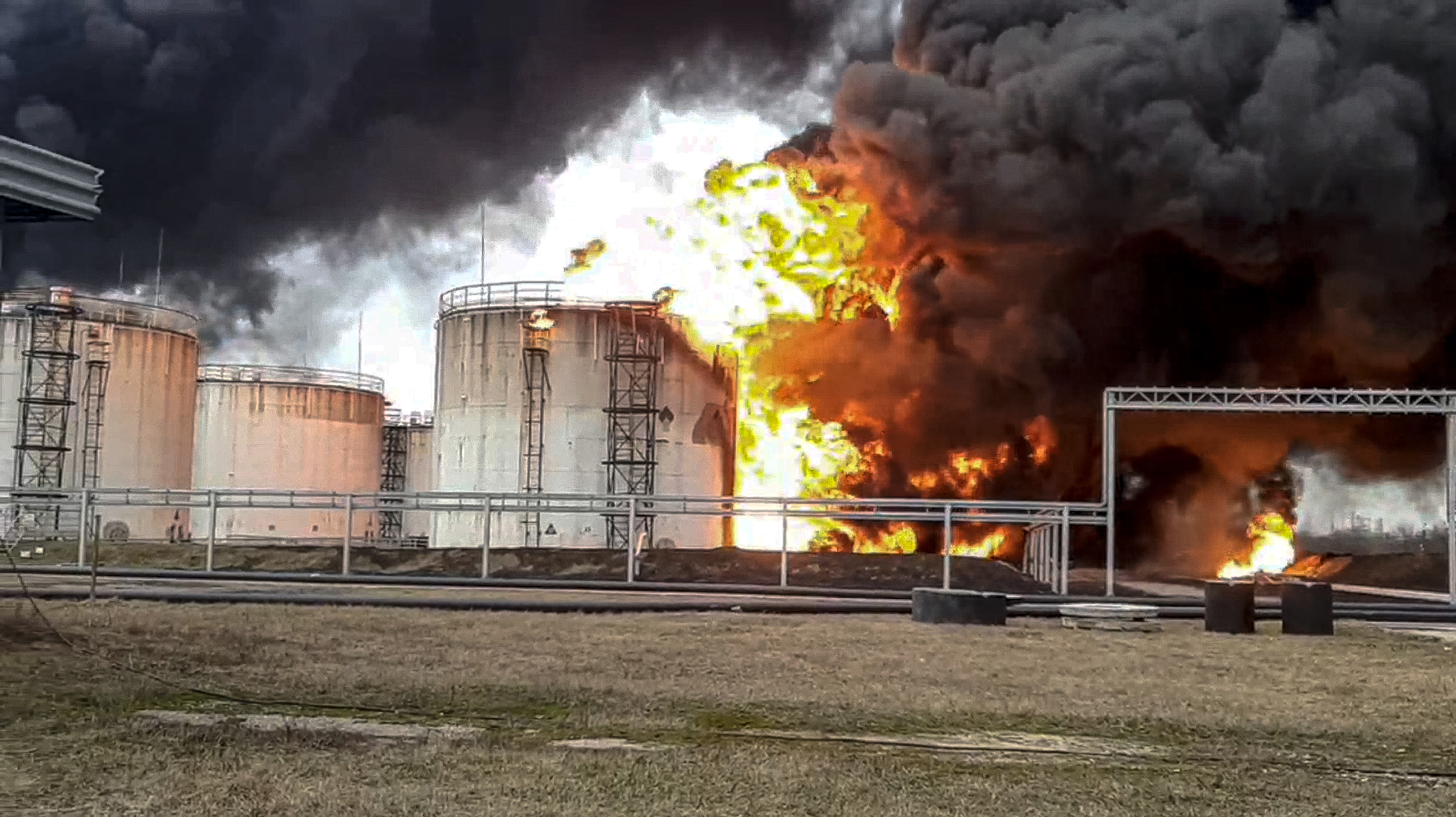 Moskau: Ukraine hat großes Öllager in Russland in Brand geschossen