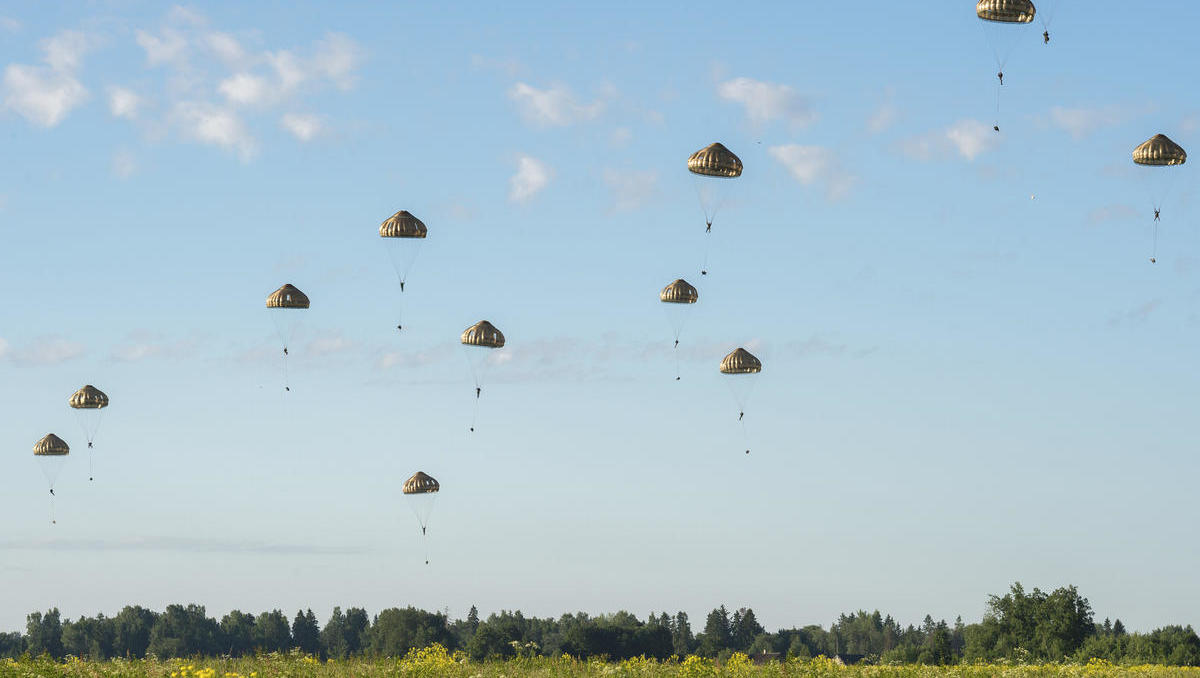 DWN SPEZIAL: Französische Fallschirmjäger springen über Estland ab