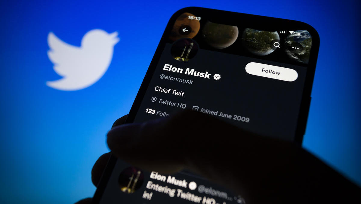 Musk übernimmt Twitter – Top-Manager werden von Sicherheitskräften abgeführt