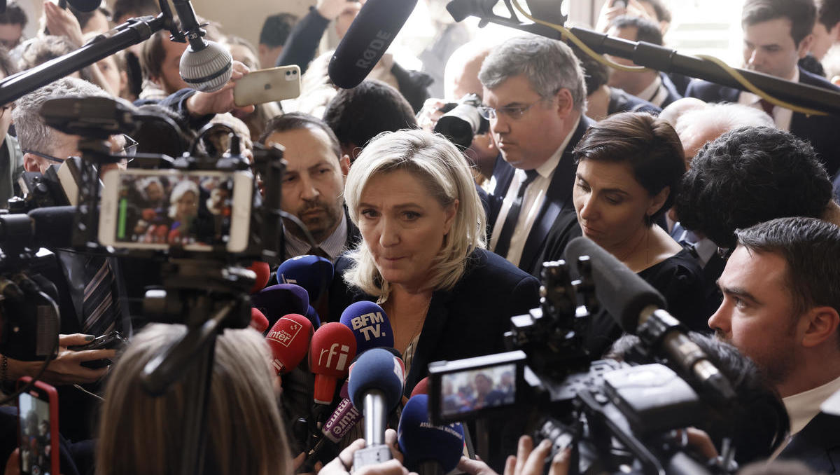 Marine Le Pen profite d’un litige sur sa retraite