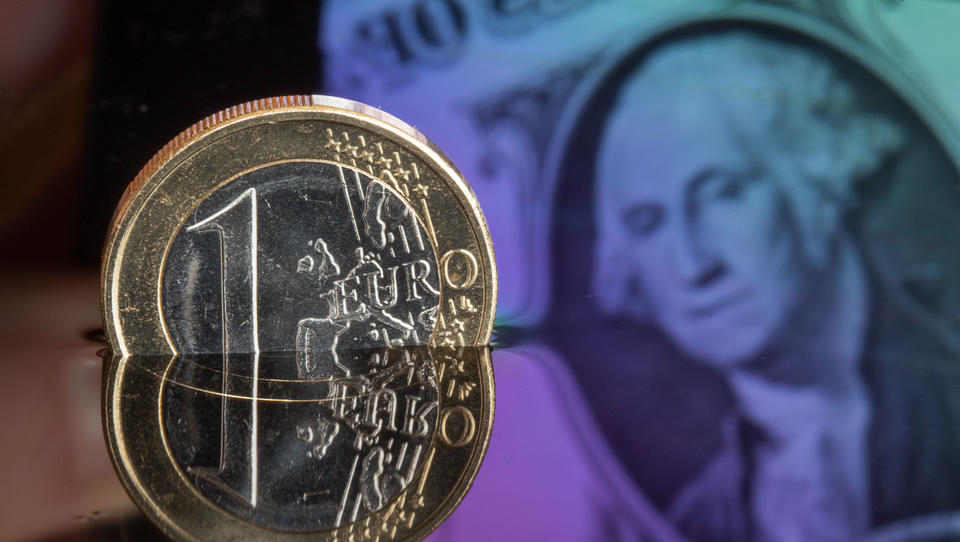 „Status der Weltleitwährung ist in Auflösung begriffen“: Der Euro ist stark, weil der Dollar schwach ist