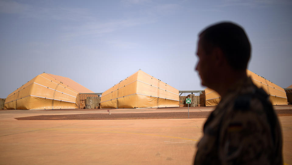 Kampf um Mali: China leistet Wirtschaftshilfe, Frankreich schickt die Legion