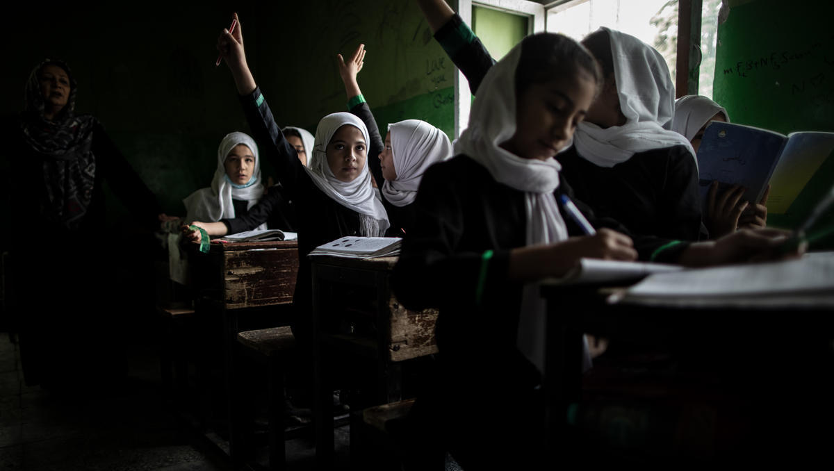 Afghanistan: Schule für Mädchen endet mit Klasse 6, weil passende Kleidung noch fehlt