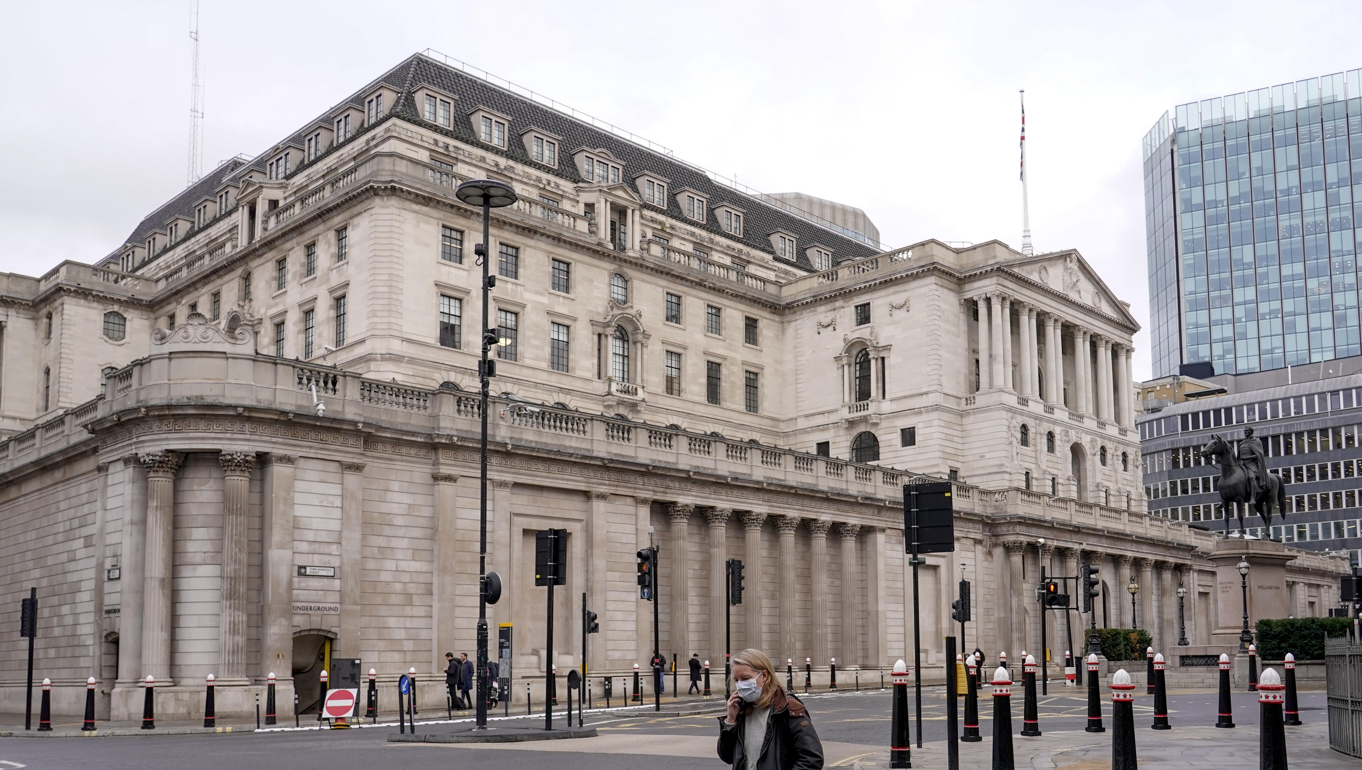 Britische Notenbank leitet überraschend Zinswende ein, Pfund steigt
