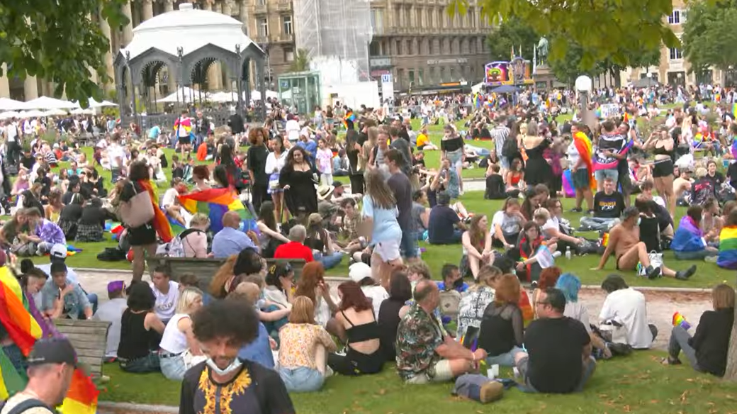 Tausende Menschen feiern Christopher Street Day in Stuttgart