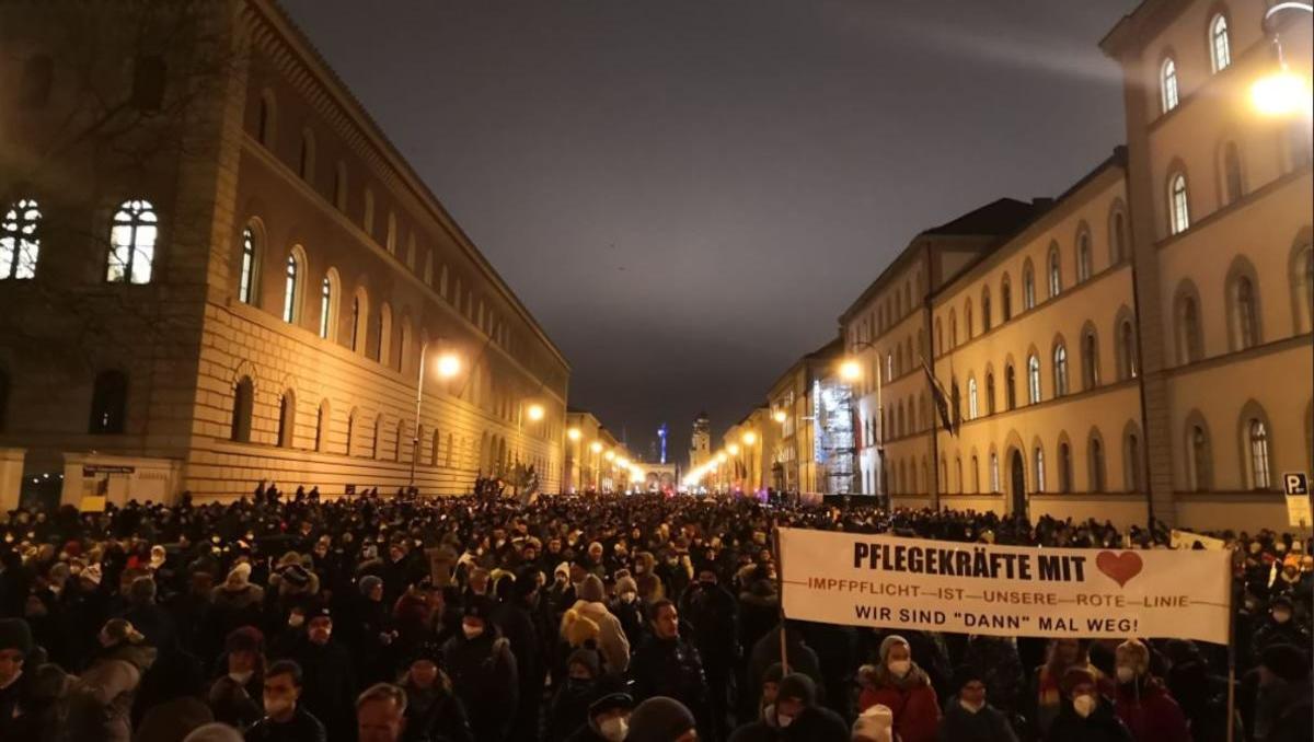 „Alle zusammen für unsere Freiheit“: Zehntausend demonstrieren in München gegen Impfzwang