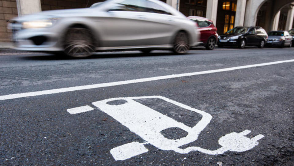 Rekord beim Marktanteil: Fachleute sehen Wendepunkt für E-Autos 