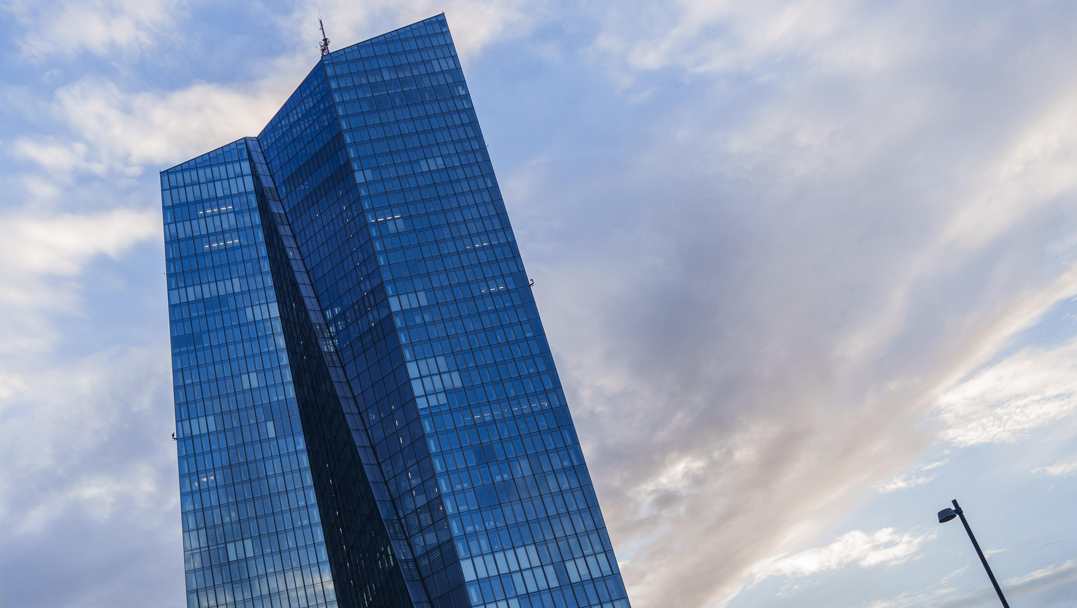 EZB verkündet größte Zinserhöhung seit Einführung des Euro
