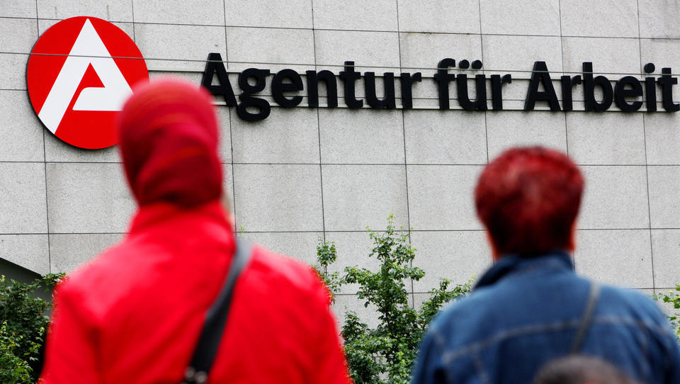 EuGH: Wer das Kopftuch verbieten will, muss auch Kreuz und Kippa verbieten