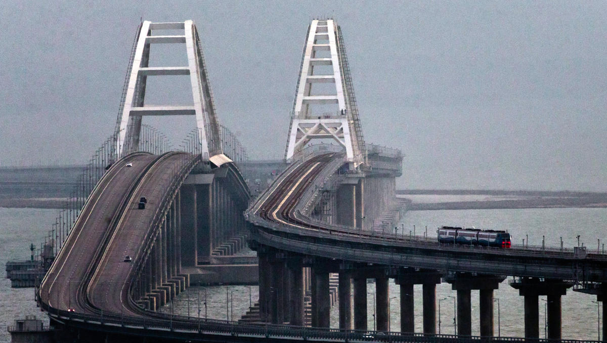 Russlands Brücke zur Krim durch Explosion beschädigt