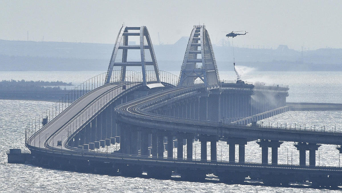 Russlands Brücke zur Krim durch Explosion beschädigt