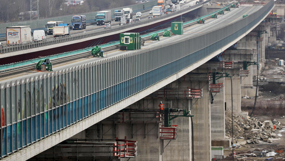 Hochtief verschiebt in Nordrhein-Westfalen in spektakulärer Weise Riesen-Brücke 