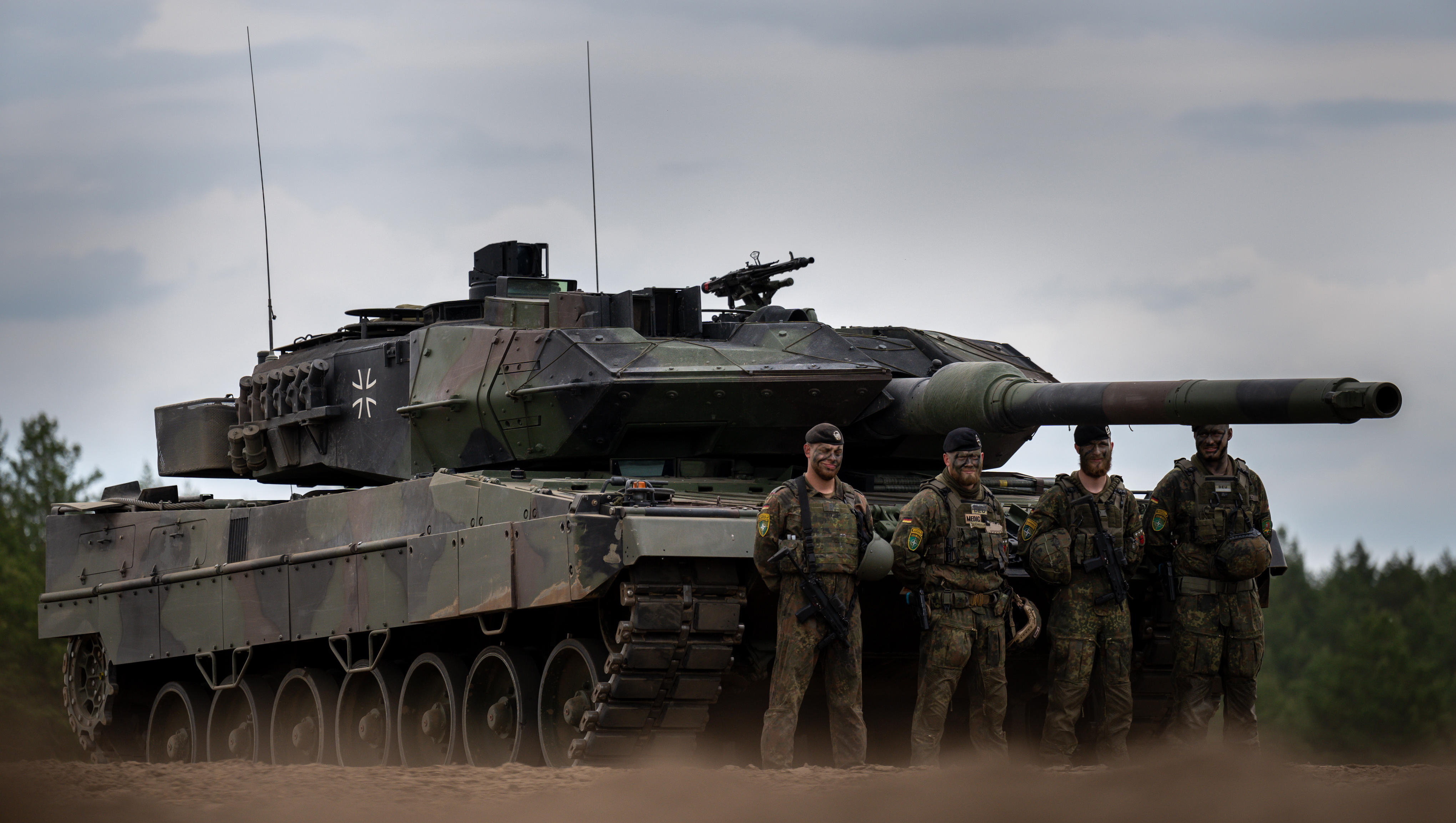 Merz: Deutschland sollte Kiew auch mit Kampfpanzern helfen
