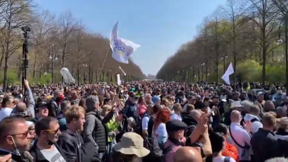 Über 8.000 Demonstranten: Berliner Polizei löst Corona-Demo auf – Mehr als 40 Festnahmen