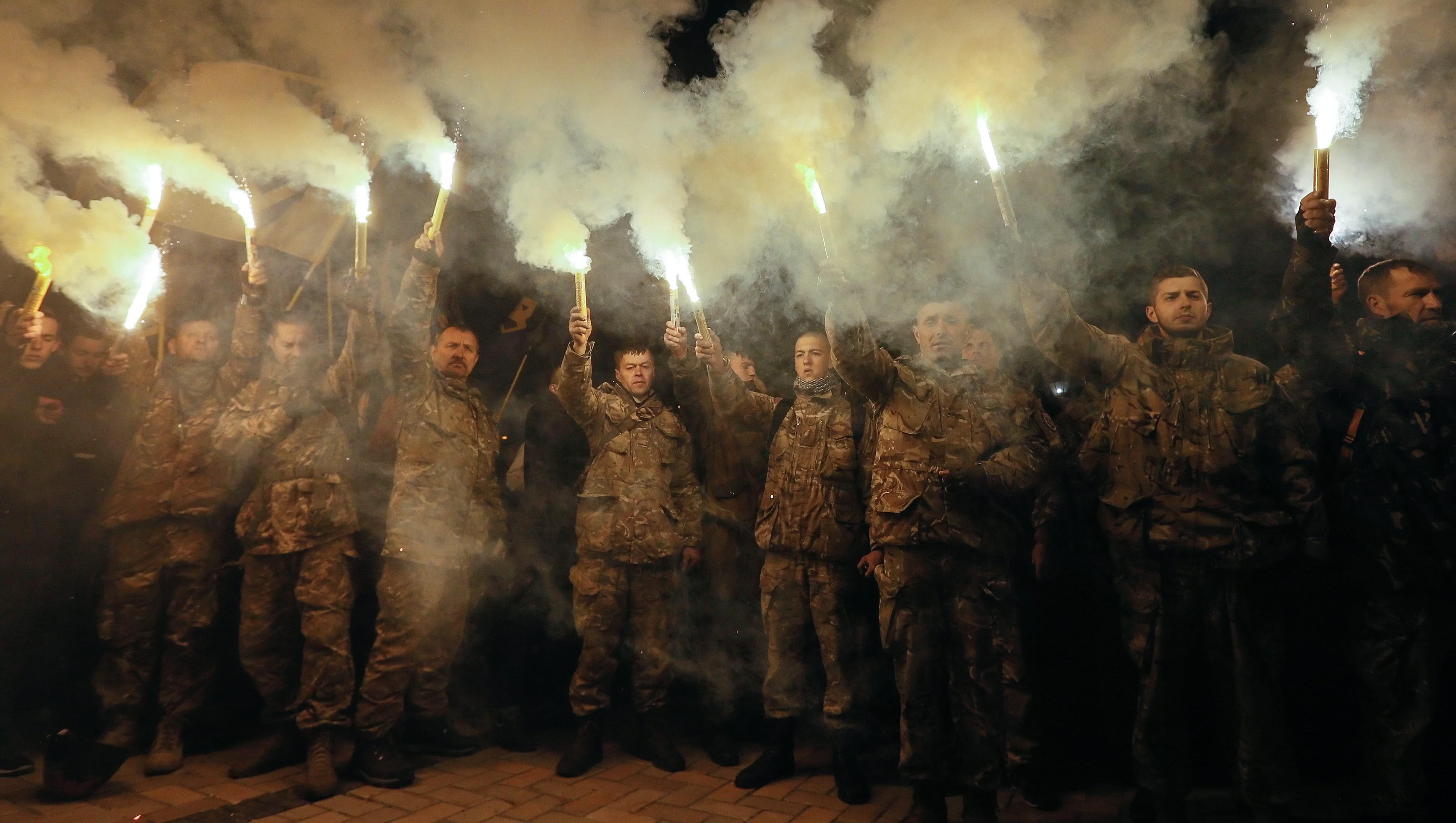 Neo-Nazis aus dem Westen eilen zum Kampf in die Ukraine