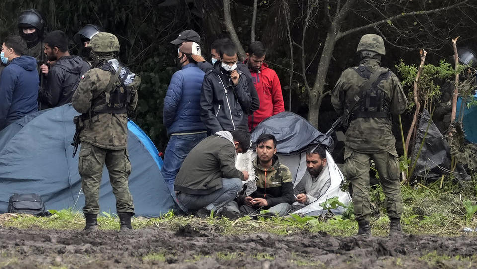 Polnische Grenztruppen drängen Flüchtlinge nach Weißrussland zurück - Rekordzahl an Schleppern festgenommen