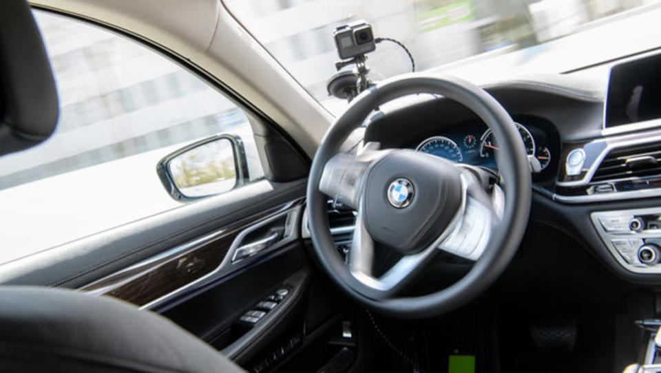 Berliner Unternehmen entwickelt Software, die Roboter-Autos schult 