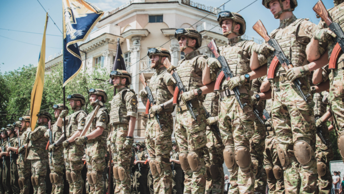 „Bataillon Azov“ vergleicht Russland mit Nazi-Deutschland, Tschetschenen erobern Verwaltungsgebäude von Mariupol