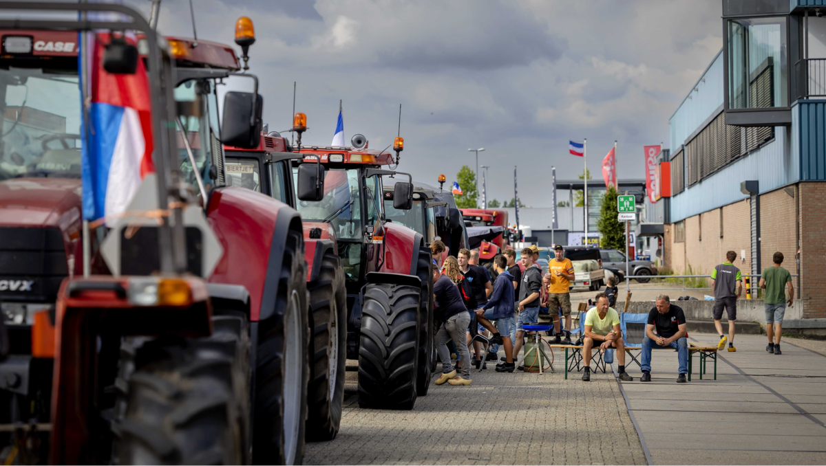 Bauernaufstand in Holland eskaliert: Polizisten schießen auf Traktor – Proteste vor Polizeistation
