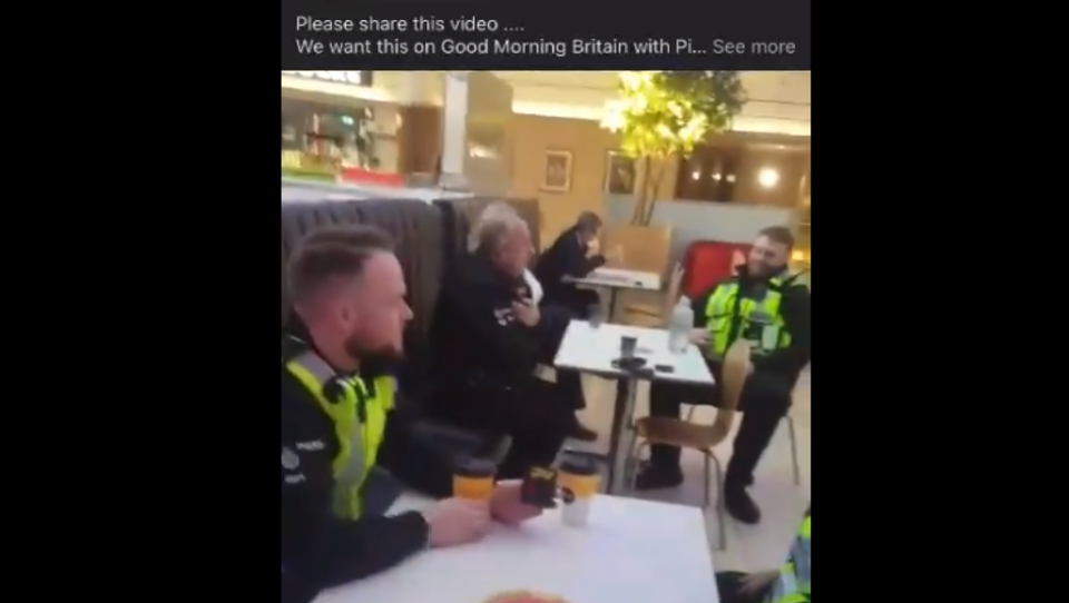 Keine Maske und gemeinsames Kaffee-Kränzchen: Britische Polizei ignoriert Corona-Regeln