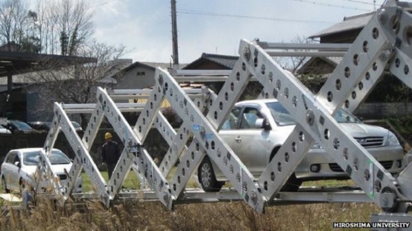 Für Notfälle: Faltbare Auto-Brücke zum Mitnehmen