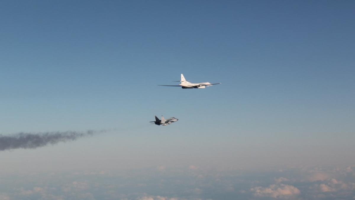 Zwei russische Bomber und Kampfjets fliegen über dem Europäischen Nordmeer