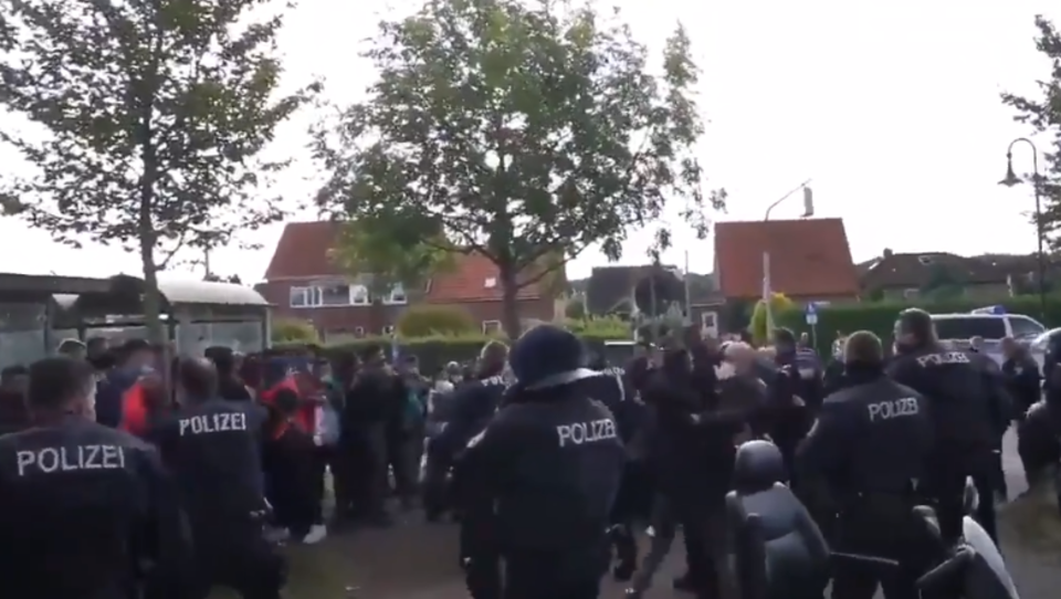 80 Personen fahren schwarz und greifen die Polizei an - auch Illegale unter Angreifern