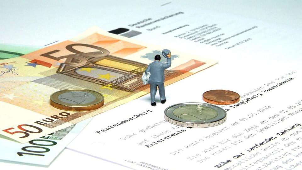Urteil noch im Mai erwartet: Zahlen Rentner zu hohe Steuern?