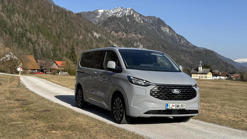 Ford Tourneo Custom PHEV im Test: Großraum-Van fährt auch elektrisch