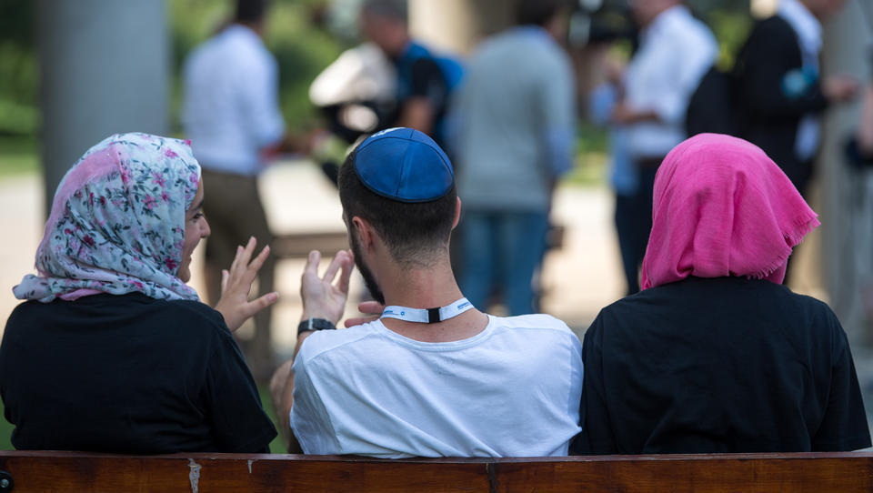 „Wir lassen und nicht trennen“: Juden und Muslime setzen Zeichen gegen Antisemitismus und anti-muslimischen Rassismus