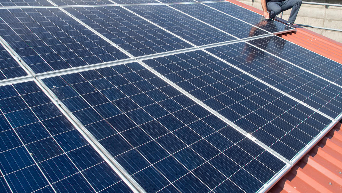 Mittelstand: mehr als 100.000 Euro jährlich durch Solaranlage und E-Autos sparen