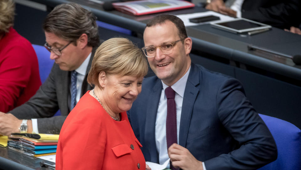 Merkel: „Jens Spahn macht einen prima Job jetzt in den gesamten Tagen“