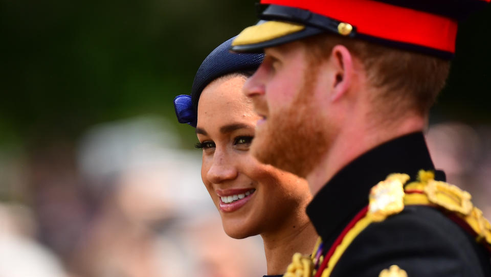 Hintergründe unklar: Harry und Meghan ziehen sich überraschend aus dem königlichen Leben zurück