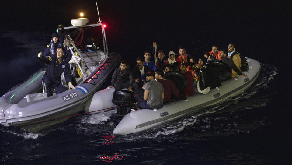Griechenland will 10.000 Migranten aufs Festland bringen